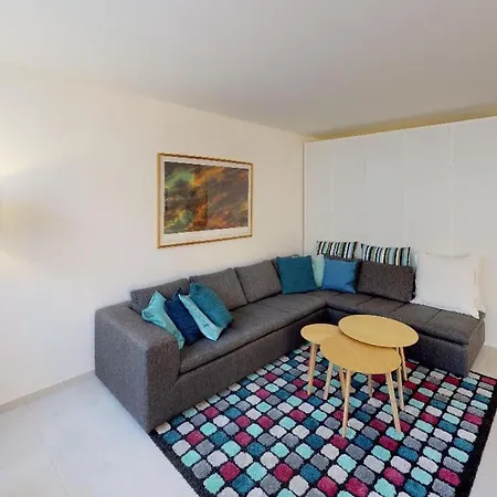 Unique Serviced Living At Waterfront 9001 *